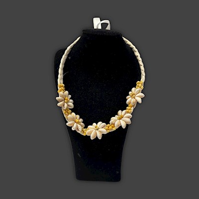 Shell Rosette Necklace with Mongo Shell - Yellow                           